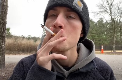 Лечение зависимости от табакокурения в Беломорске Мужчина с сигаретой делает затяжку